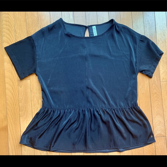 Shiny black peplum top! Loose fitting. Ripzone brand. Size small/medium. - Picture 2 of 5